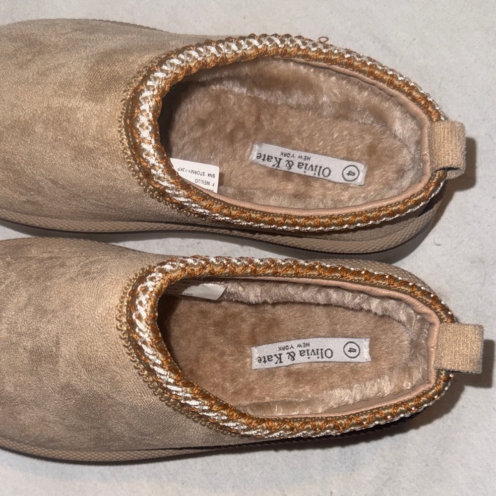 Olivia & Kate size 4 Tan platform clogs NWOT - Picture 2 of 8